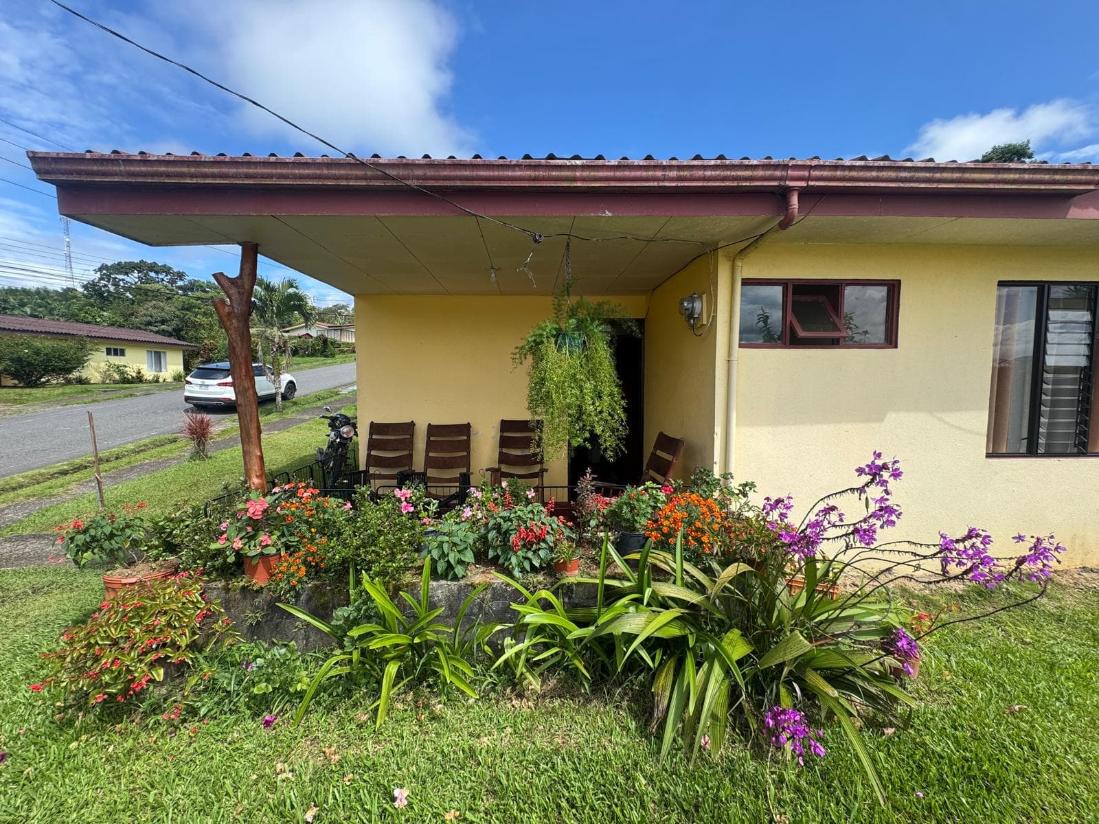 Spacious Home with Lake View and Guest Apartment in Nuevo Arenal