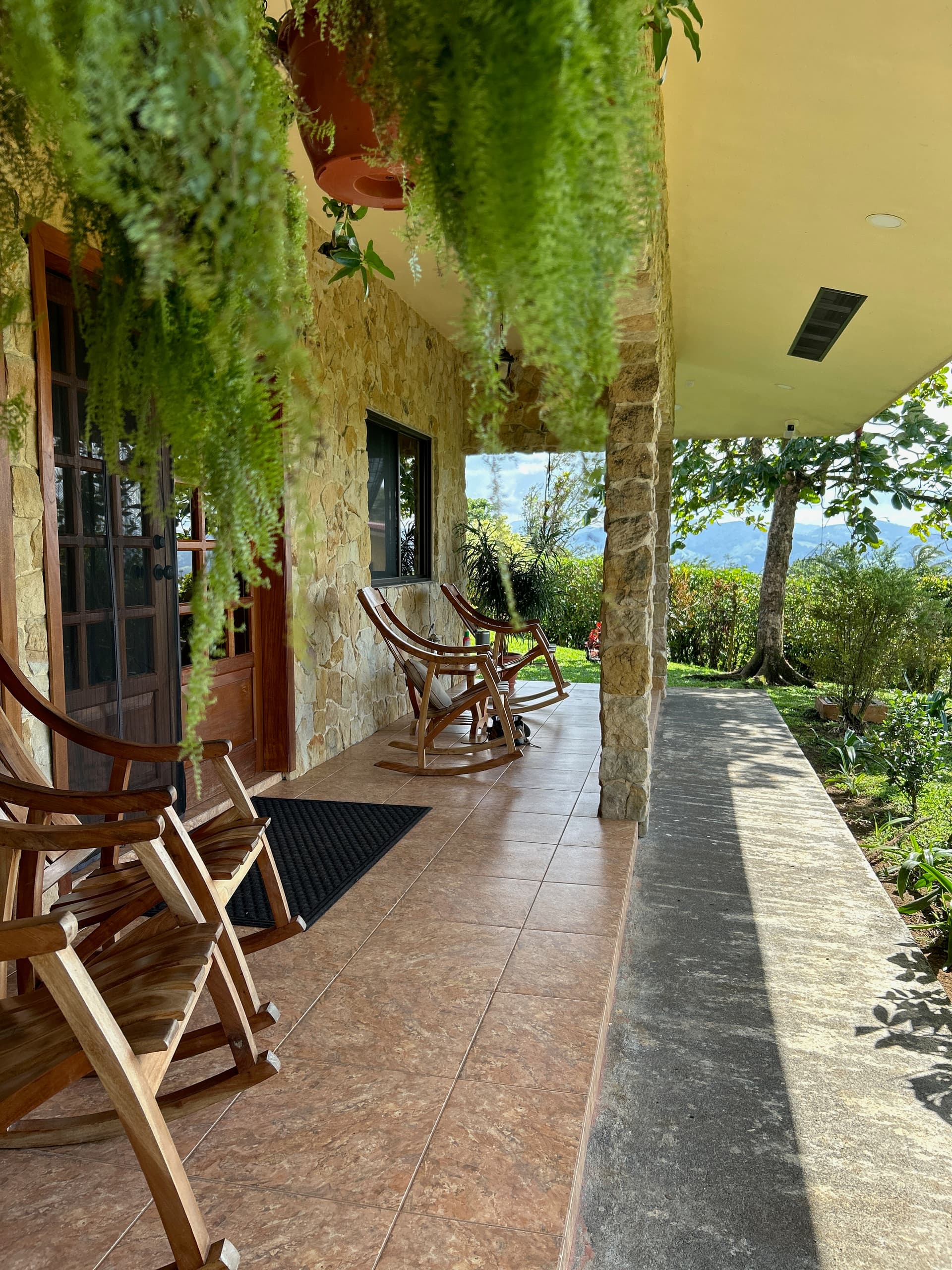Charming 3-Bedroom Home with Guest House & Stunning Lake Arenal Views