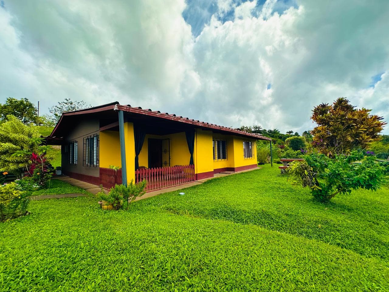 Charming Home with Lake Arenal Views – Spacious Lot & Natural Beauty