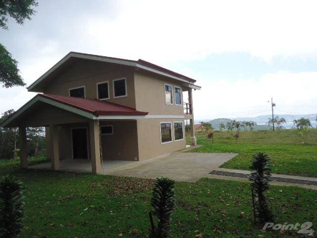Spacious Two-Story House 3BD 2BA with Lake Arenal Views in Nuevo Arenal