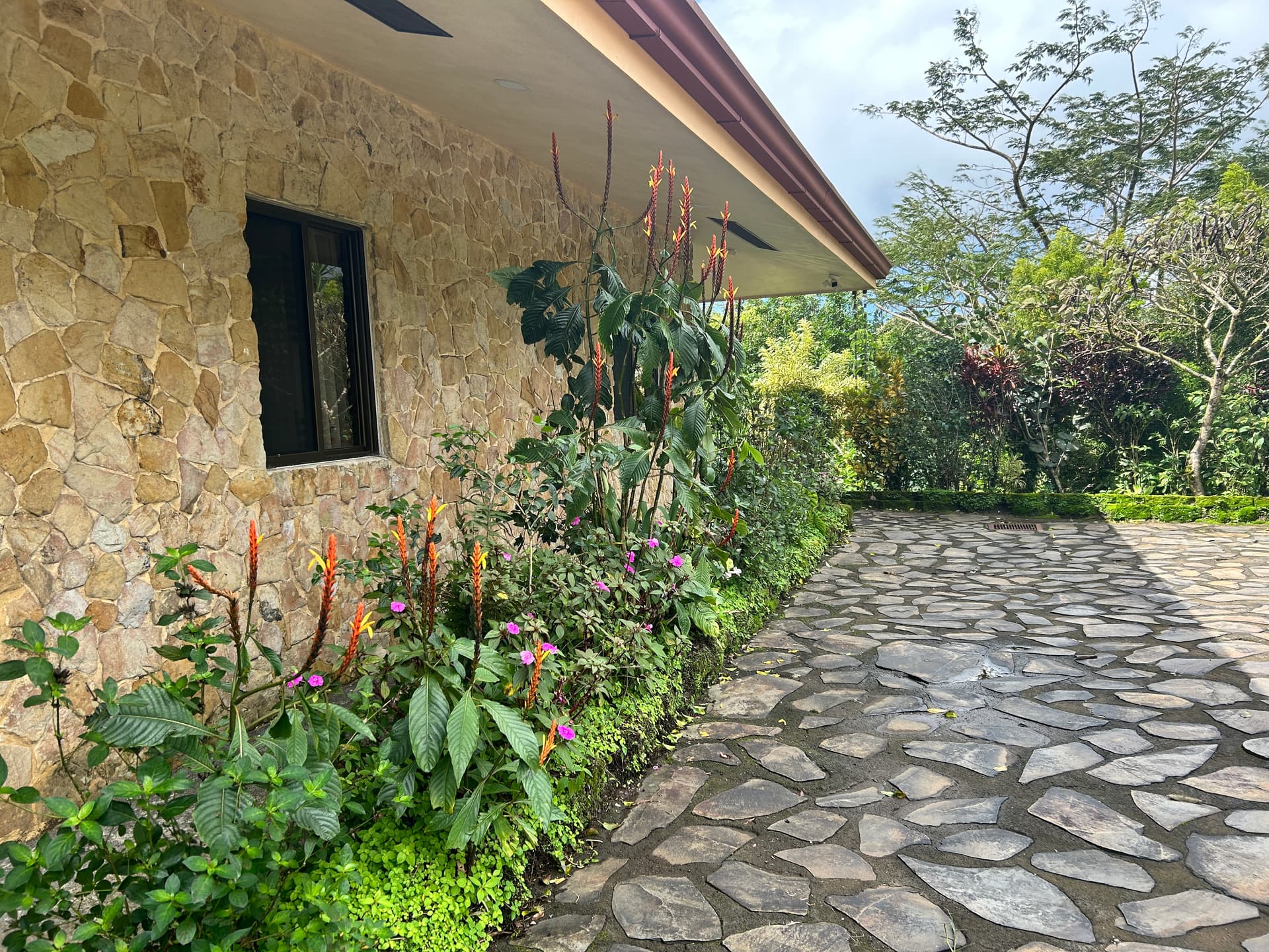 Charming 3-Bedroom Home with Guest House & Stunning Lake Arenal Views