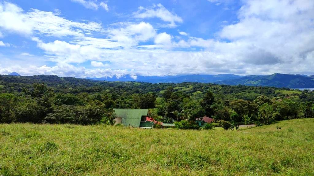 Gorgeous, 4855 m2 (1,19 acre) lot with Lake View in San Antonio, Nuevo Arenal