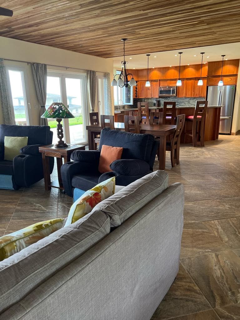 Luxury, Lake & Volcano View, 2BD/3BA Home in Gated Commuinty+1BD/1BA Apt