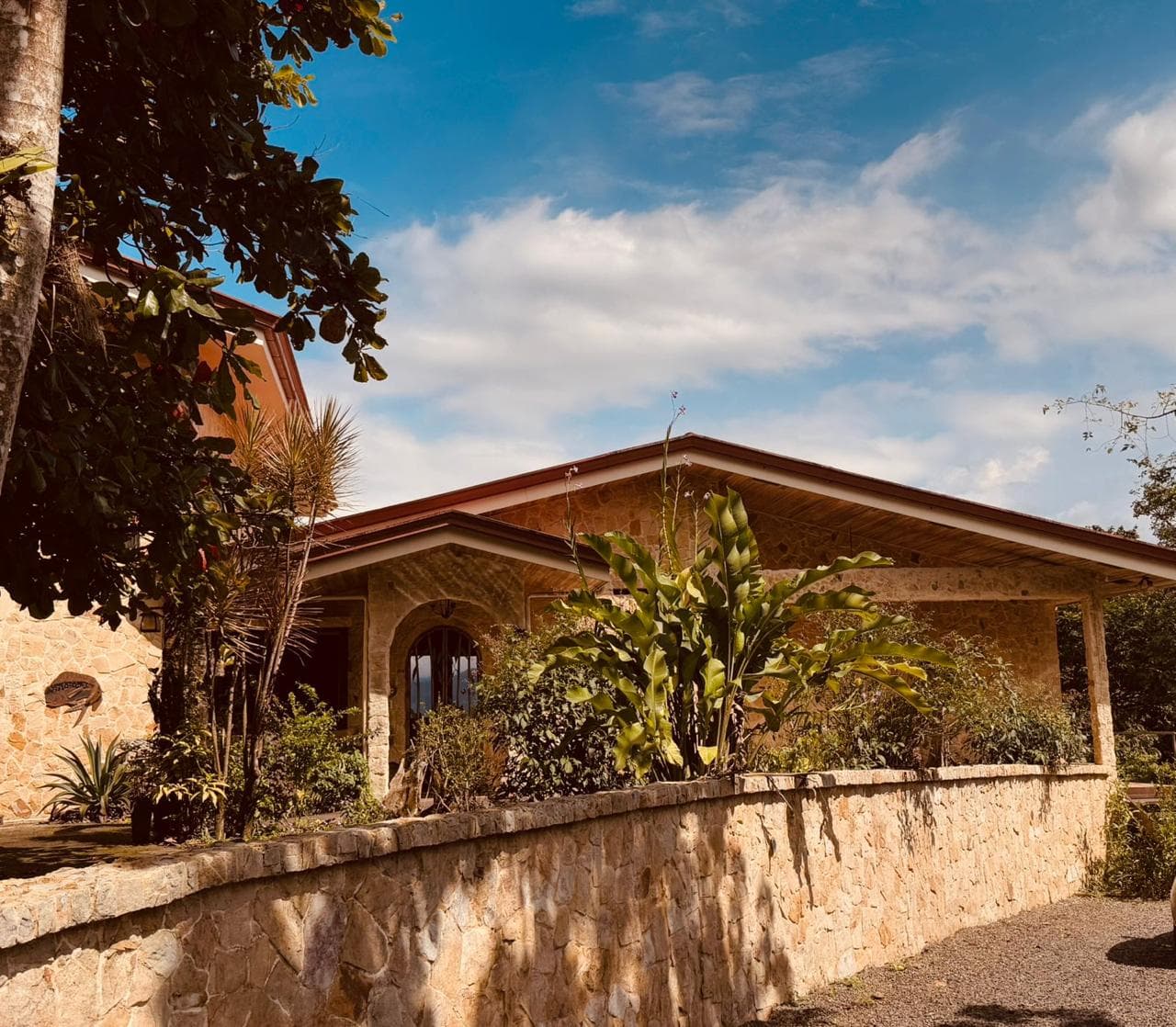 Lake & Volcano View Estate with Pool, Jacuzzi & Apt In El Aguacate