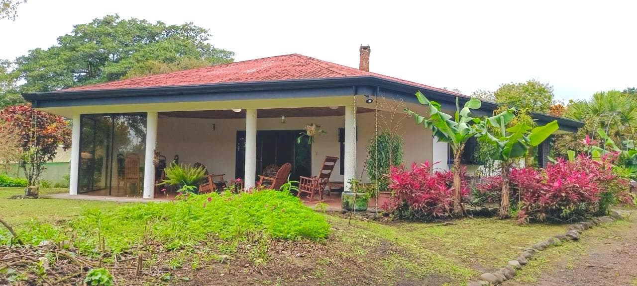 Commercial property: main house + 5 cabins + greenhouse + stable in Cinco Esquinas