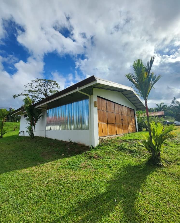 Spacious Home 3 BD 2.5 BA with Apartment, Pool, and Beautiful Views