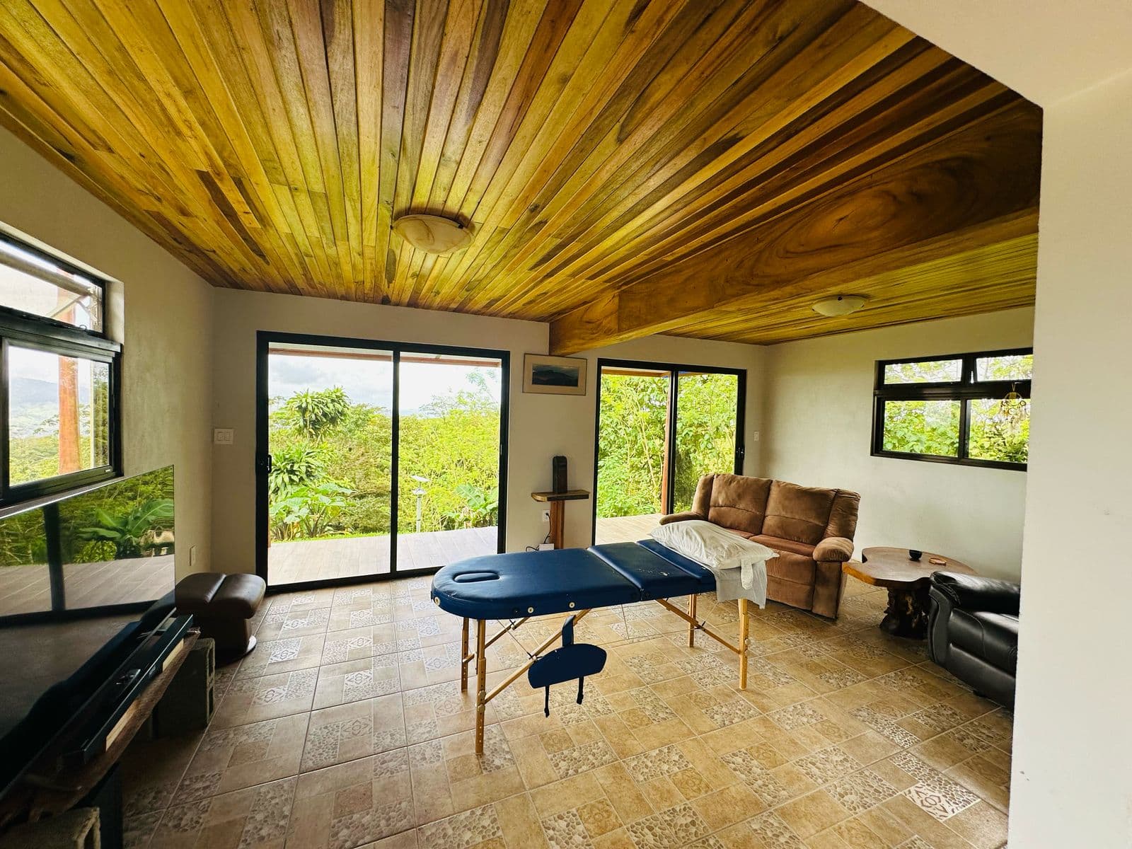 Newly 1 Bedroom 2 Bathroom Home with Lake and Volcano View