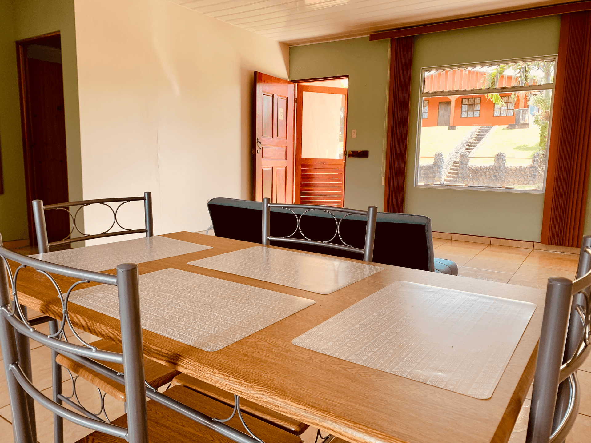 Cozy, 2BD/1BA House walking Distance to Downtown Nuevo Arenal