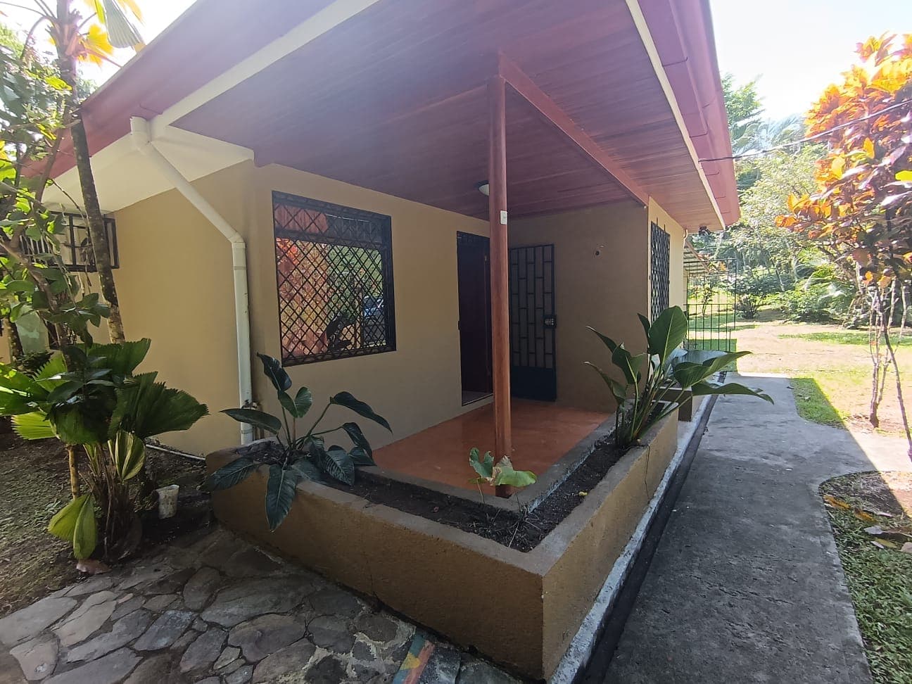 Beautiful Home 2BD 1BA in a 19424.9 m2 (4.8 Acre) Lot w/ Private Spring