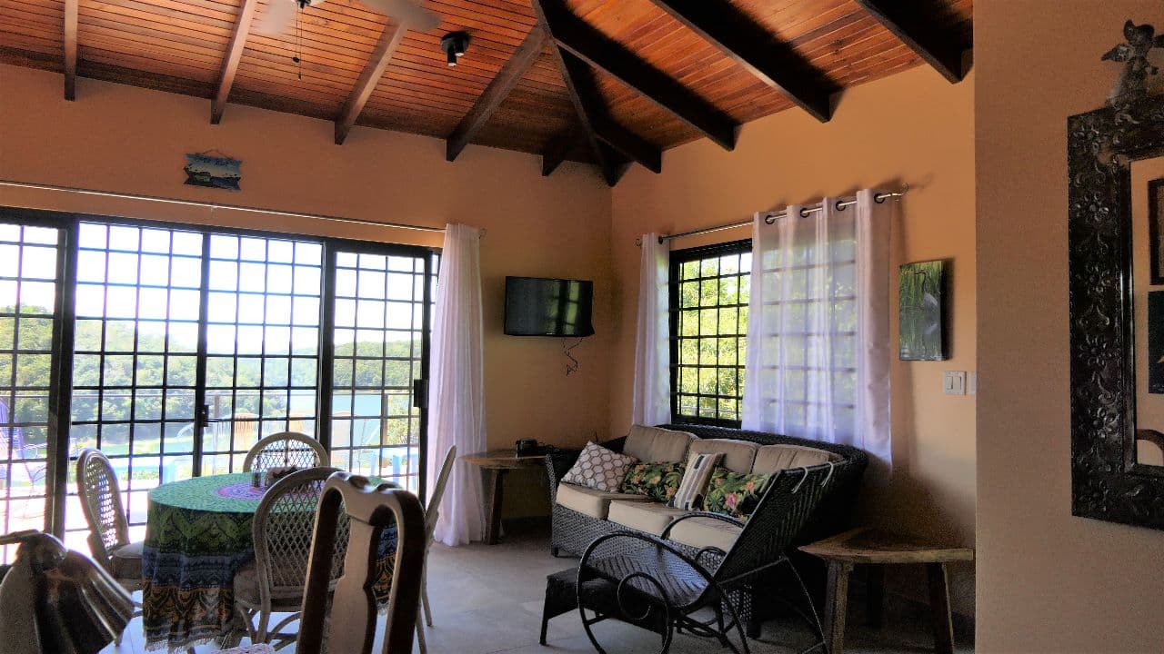 A new beautiful 2 BD/2 BA lake, volcano & rain forest view Casita