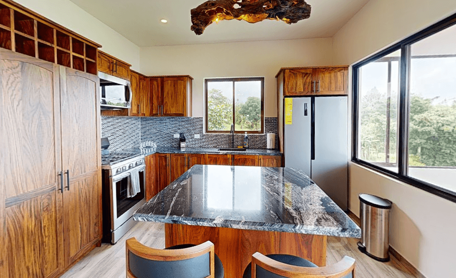 Spectacular Studio Apt + 2500 m2 Lot+ Lake Access Property in Nuevo Arenal
