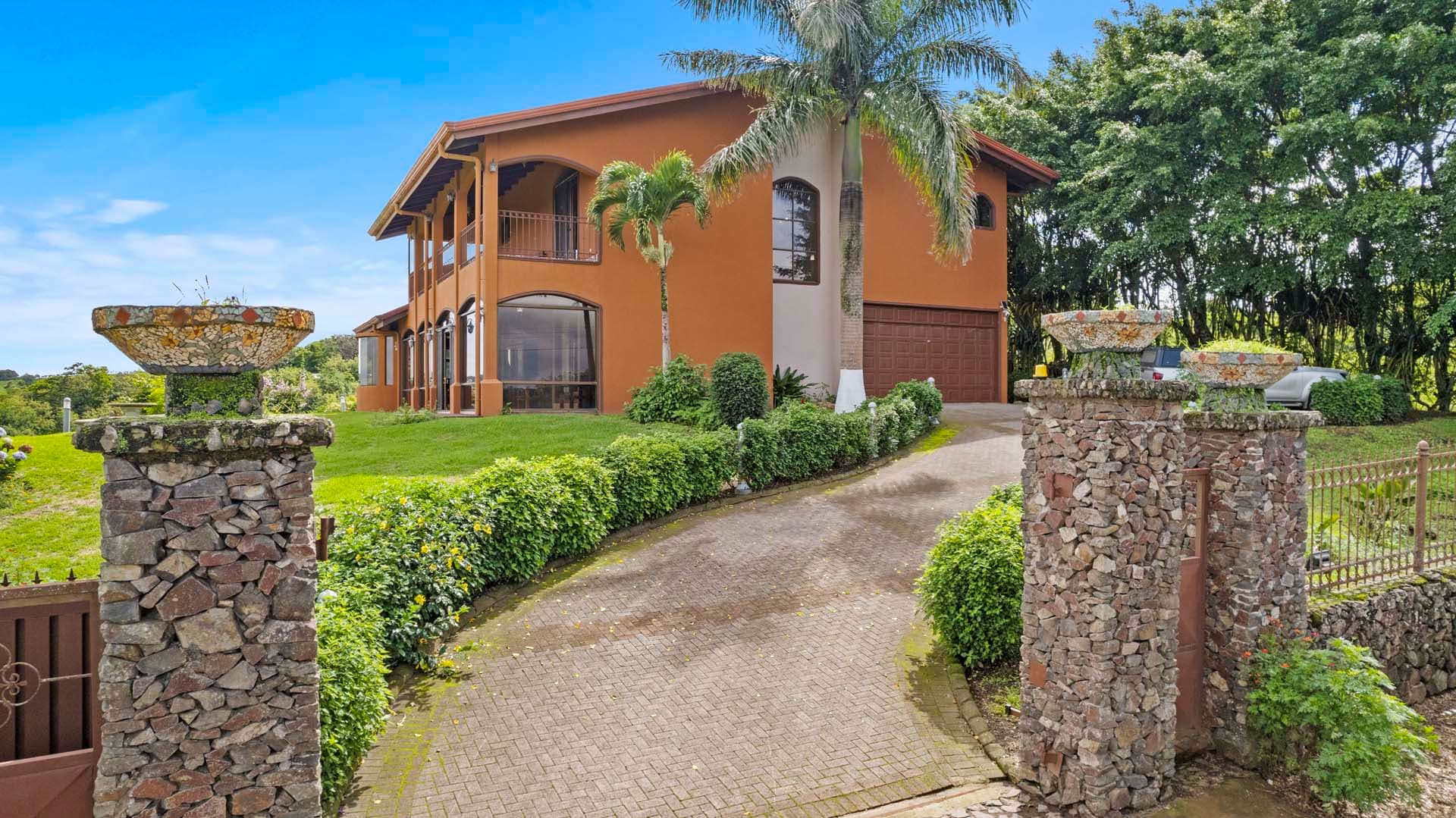 Luxury Home w/ Stunning Mountain Views on a 10,000 m² Estate