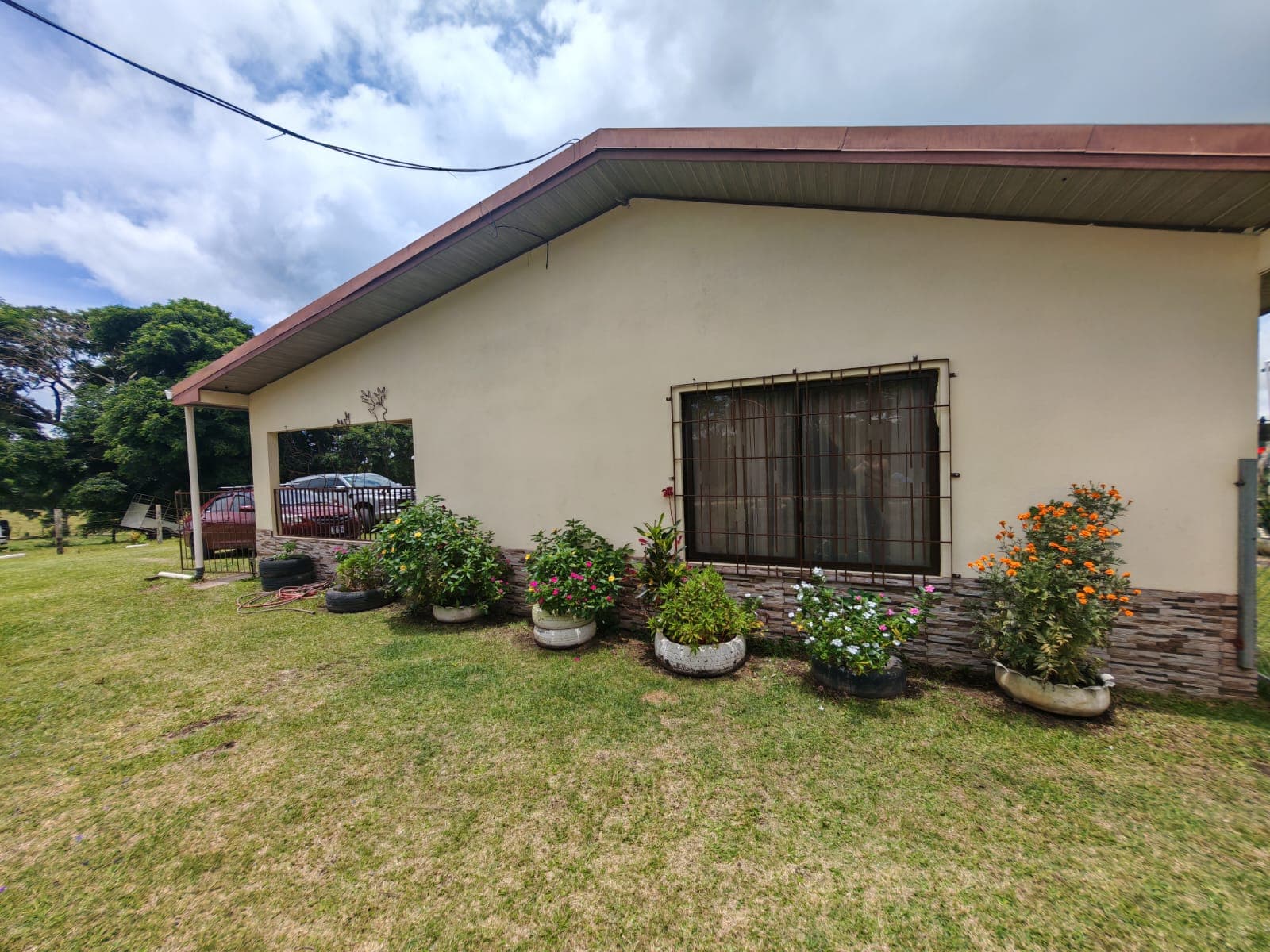 Beautiful 3-bedroom, 2-bathroom Home on a Sprawling 26,313 m² (6.5 Acres) lot