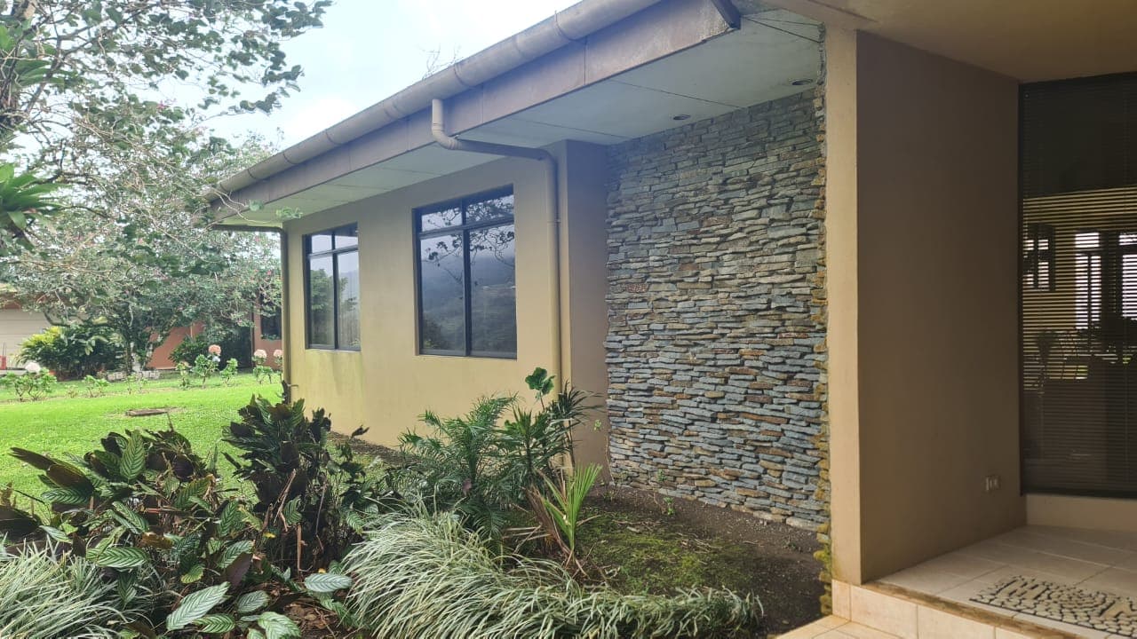 Beautiful 3 Bedroom 2 Bathroom Furnished Home in El Aguacate