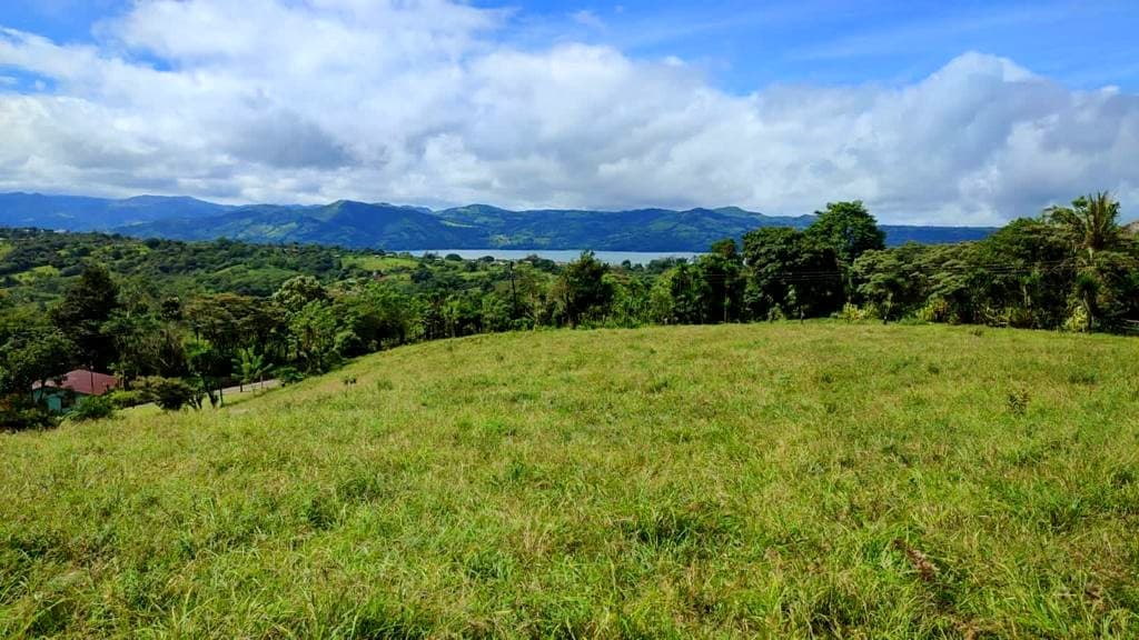 Gorgeous, 4855 m2 (1,19 acre) lot with Lake View in San Antonio, Nuevo Arenal