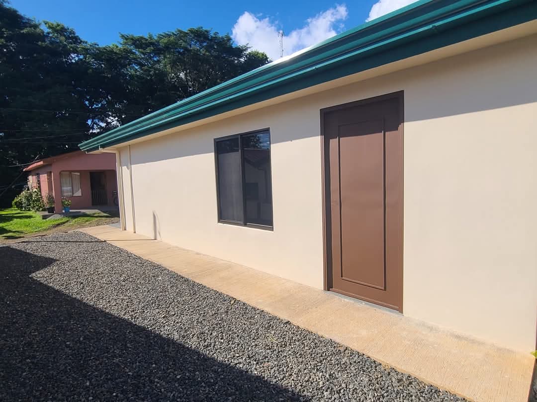 Charming Home 2BD 1BA in a Quiet Neighborhood Near Lake Arenal Park
