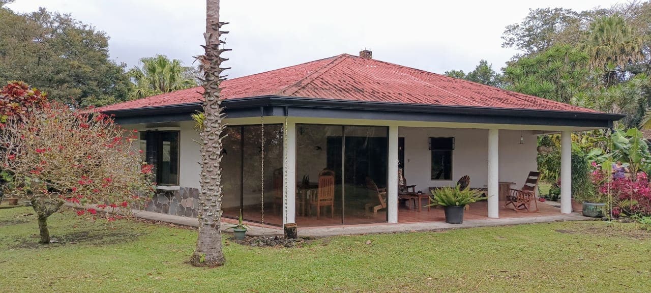 Commercial property: main house + 5 cabins + greenhouse + stable in Cinco Esquinas