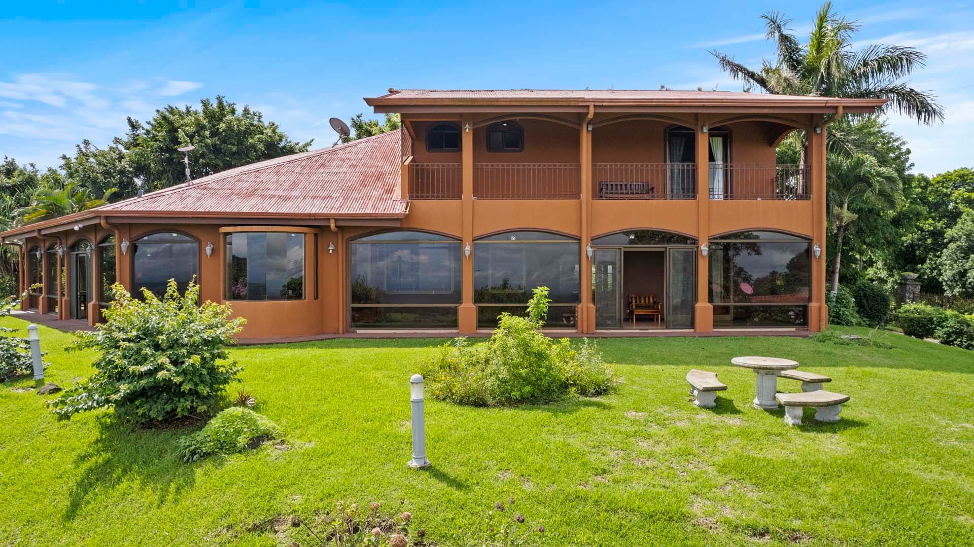 Luxury Home w/ Stunning Mountain Views on a 10,000 m² Estate