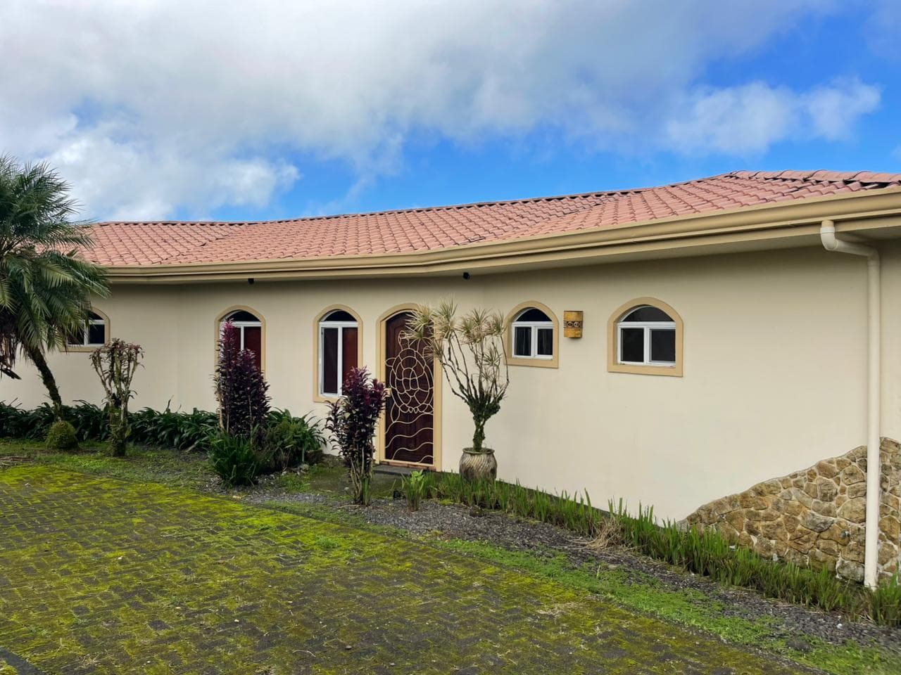 Charming Home in Bella Vista – Spacious Living with Stunning Views