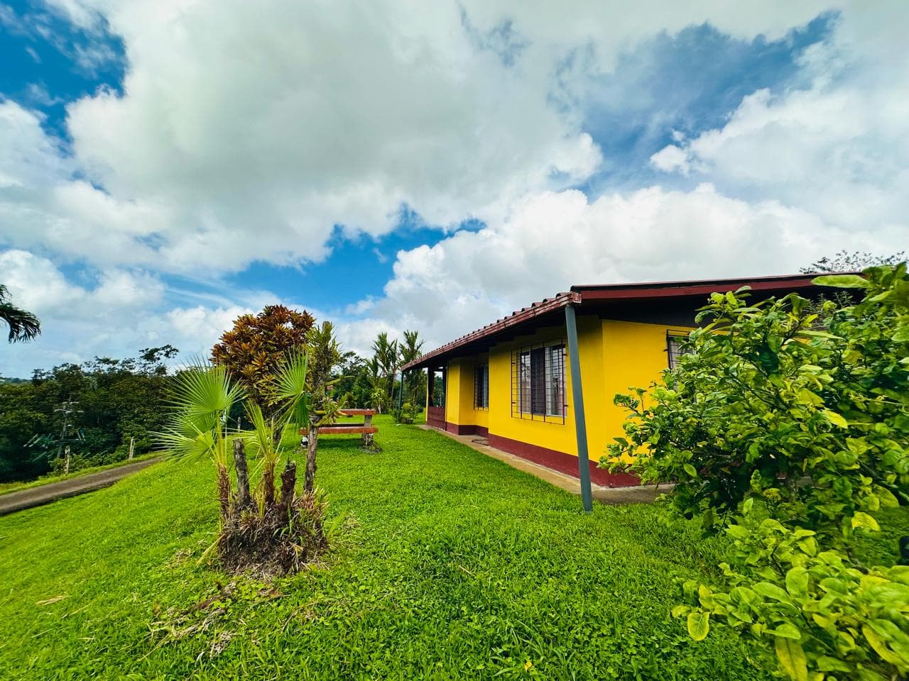Charming Home with Lake Arenal Views – Spacious Lot & Natural Beauty