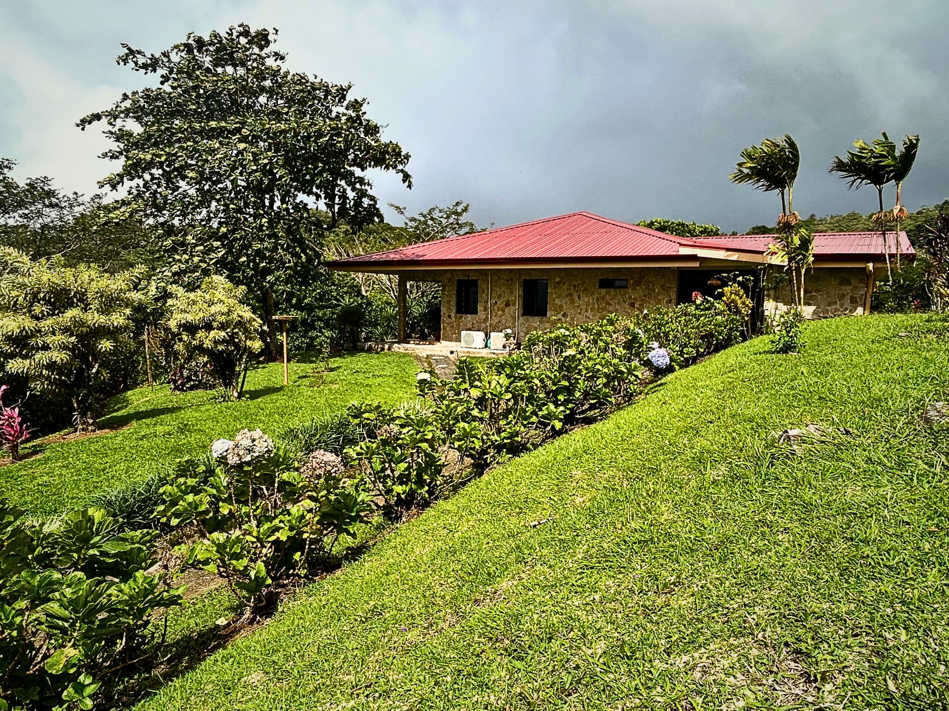 Charming 3-Bedroom Home with Guest House & Stunning Lake Arenal Views