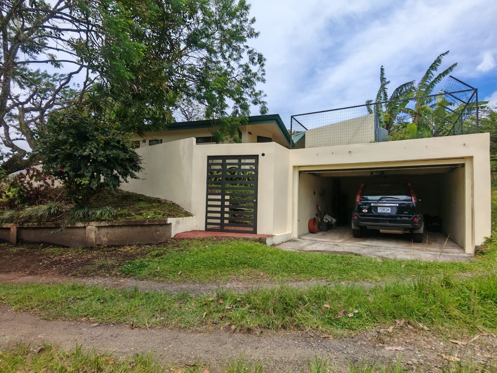 Charming 2BR Home + 1BR Casita on 1,000 m² Lot with Volcano & Lake Views