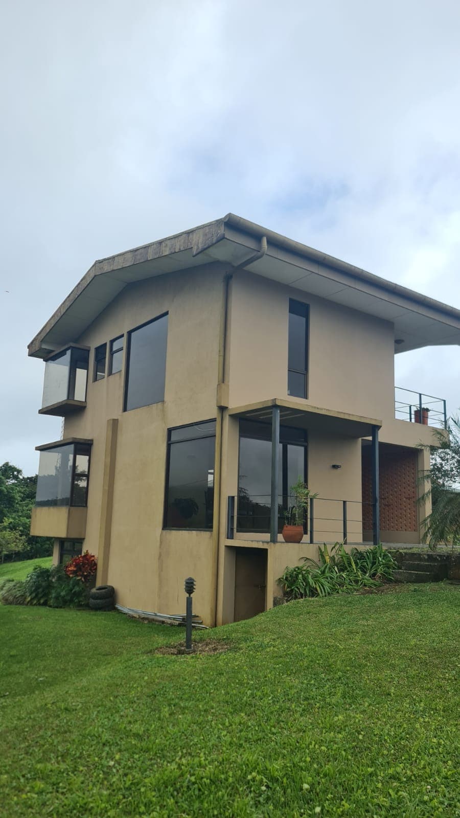 Furnished 3 Story, 2BR, 2BA + Den Lake View House w/ Utilities in Gated Community