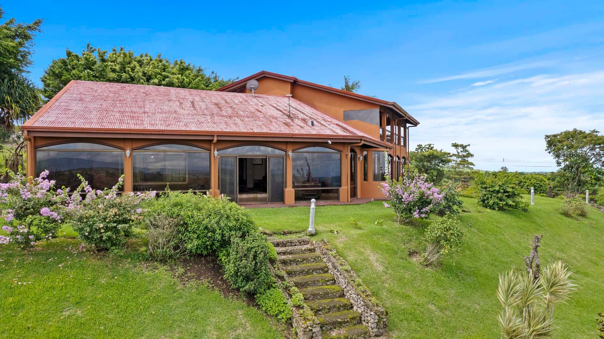 Luxury Home w/ Stunning Mountain Views on a 10,000 m² Estate