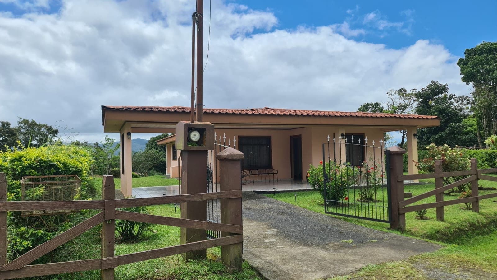 Beautiful, LAKE ACCESS property in Parcelas Santa Maria, Nuevo Arenal