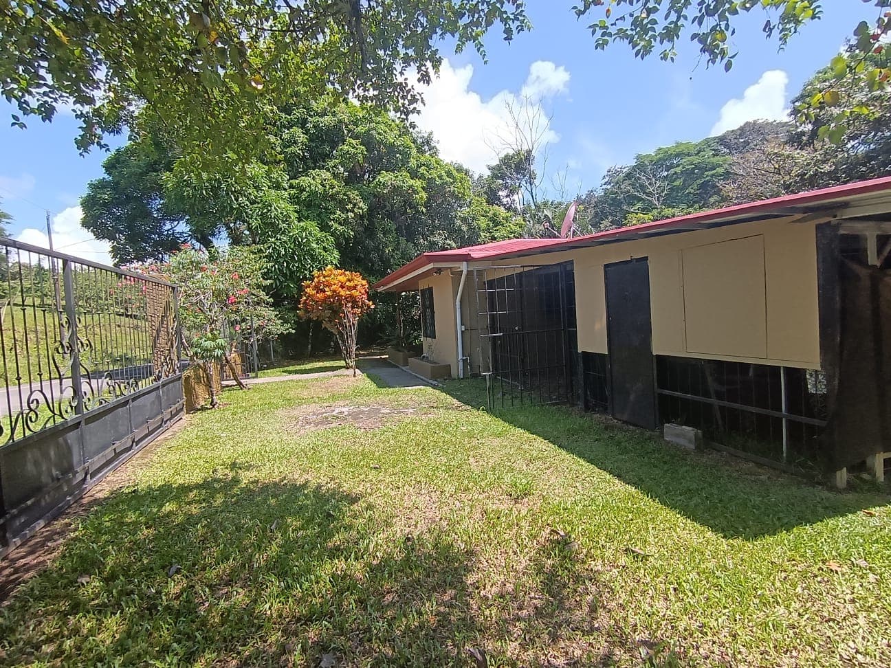 Beautiful Home 2BD 1BA in a 19424.9 m2 (4.8 Acre) Lot w/ Private Spring