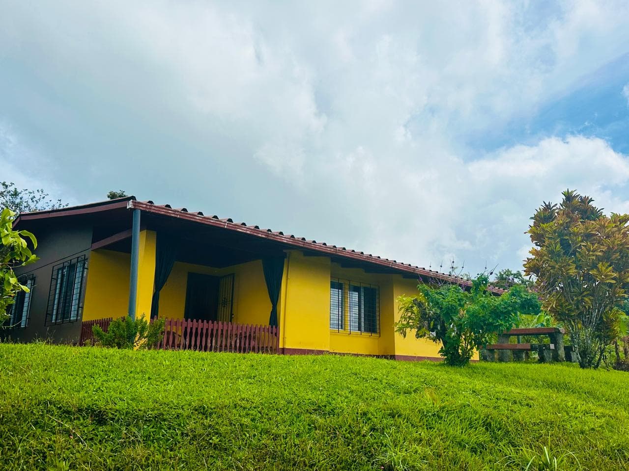 Charming Home with Lake Arenal Views – Spacious Lot & Natural Beauty