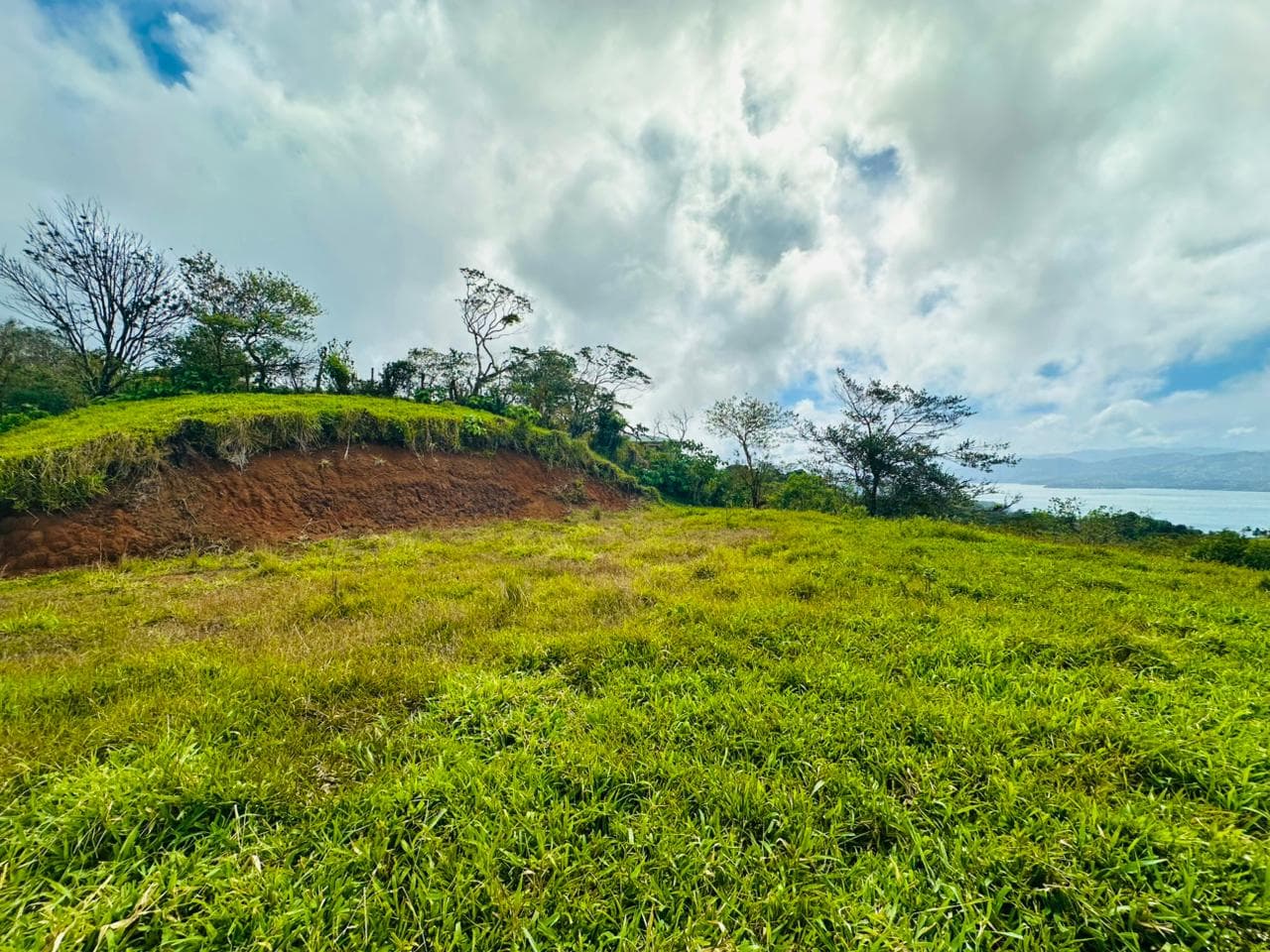 Prime 6,000 m² (1.48 Acre) Lot with Stunning Views of Lake Arenal & Mountains