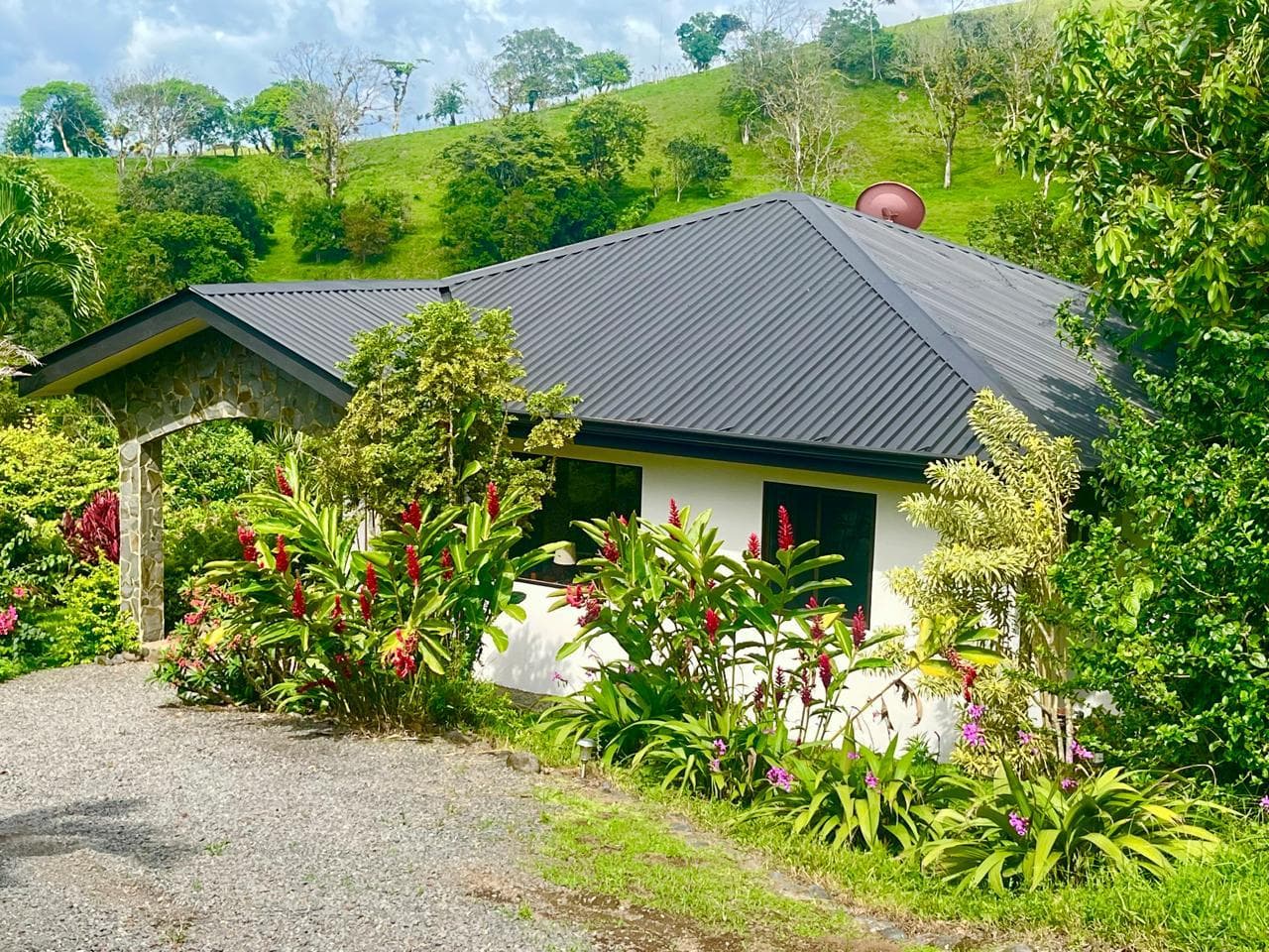 Spacious 1 BD 1 BA Residence with Lake Arenal View in Tronadora
