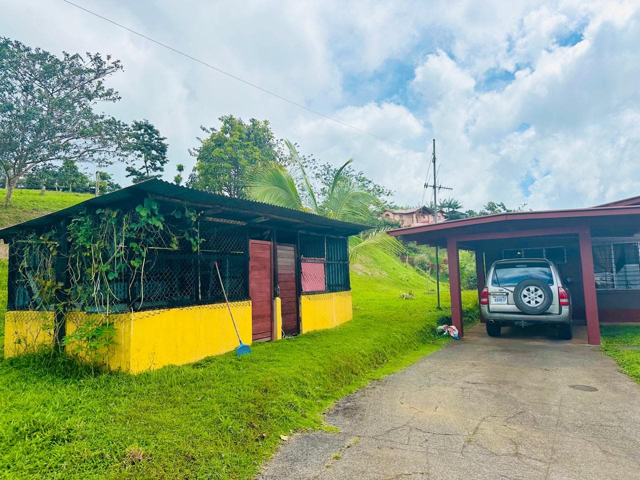 Charming Home with Lake Arenal Views – Spacious Lot & Natural Beauty