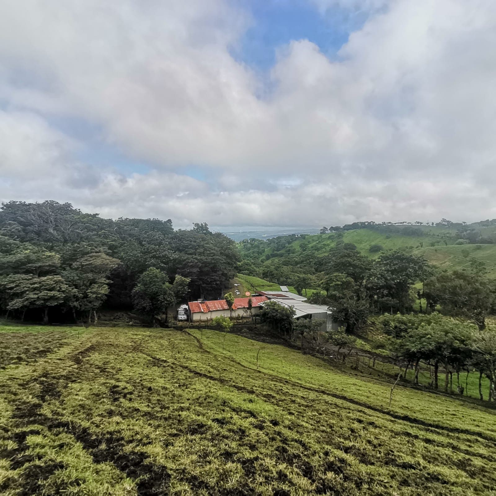Sprawling 7 Hectare (17.3 acre) Mountain View Farm in Tilaran