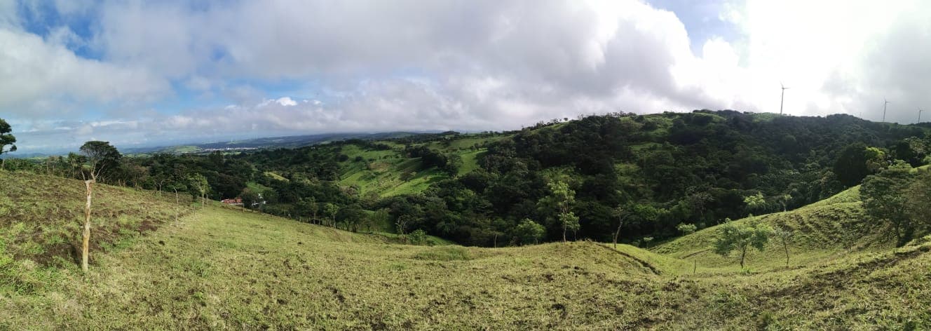 Sprawling 7 Hectare (17.3 acre) Mountain View Farm in Tilaran