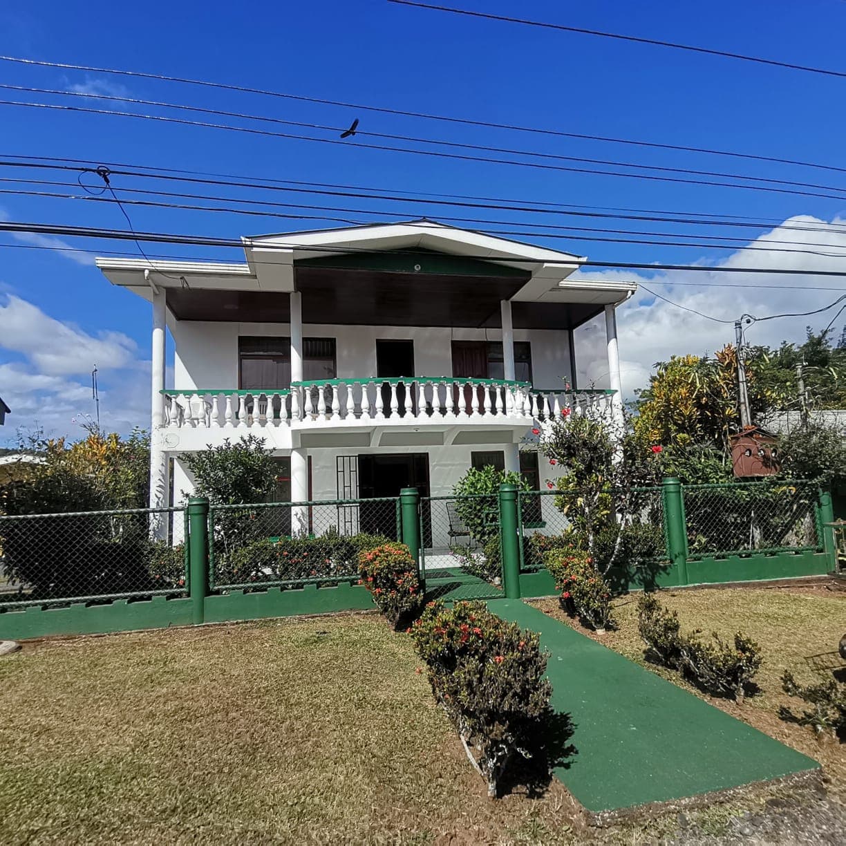 Lovely 2 Story Home + 2 Rental Cabins near Downtown Nuevo Arenal