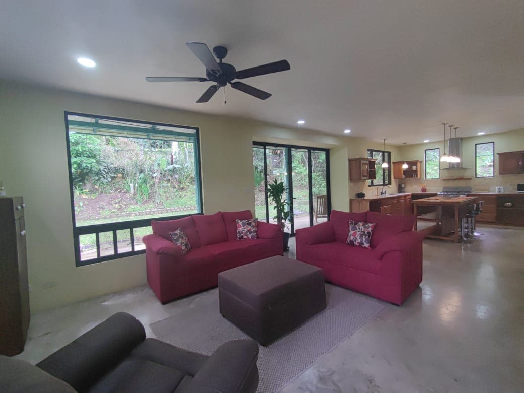 A Lovely, 2 Story, 2-bedroom, 2-bathroom Home Near Lake Arenal in Tronadora