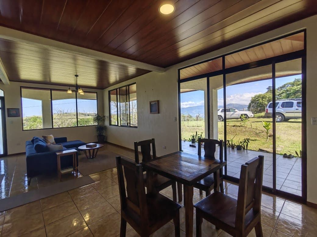 Gorgeous, 2 Story - 3 BD/2.5 BA Lake, Volcano and Mountain View House