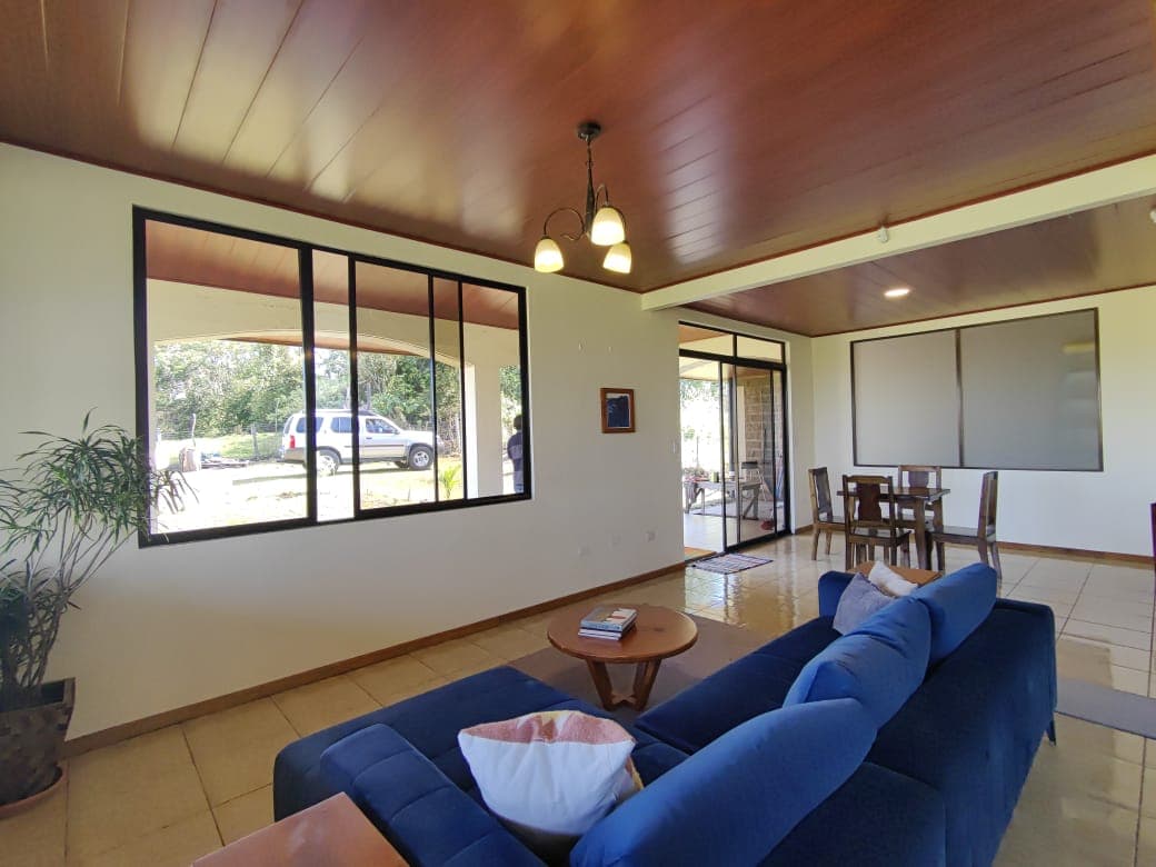 Gorgeous, 2 Story - 3 BD/2.5 BA Lake, Volcano and Mountain View House